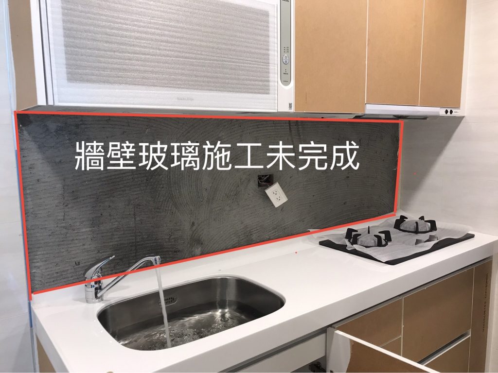 台中驗屋-廚房牆壁玻璃施工未完成